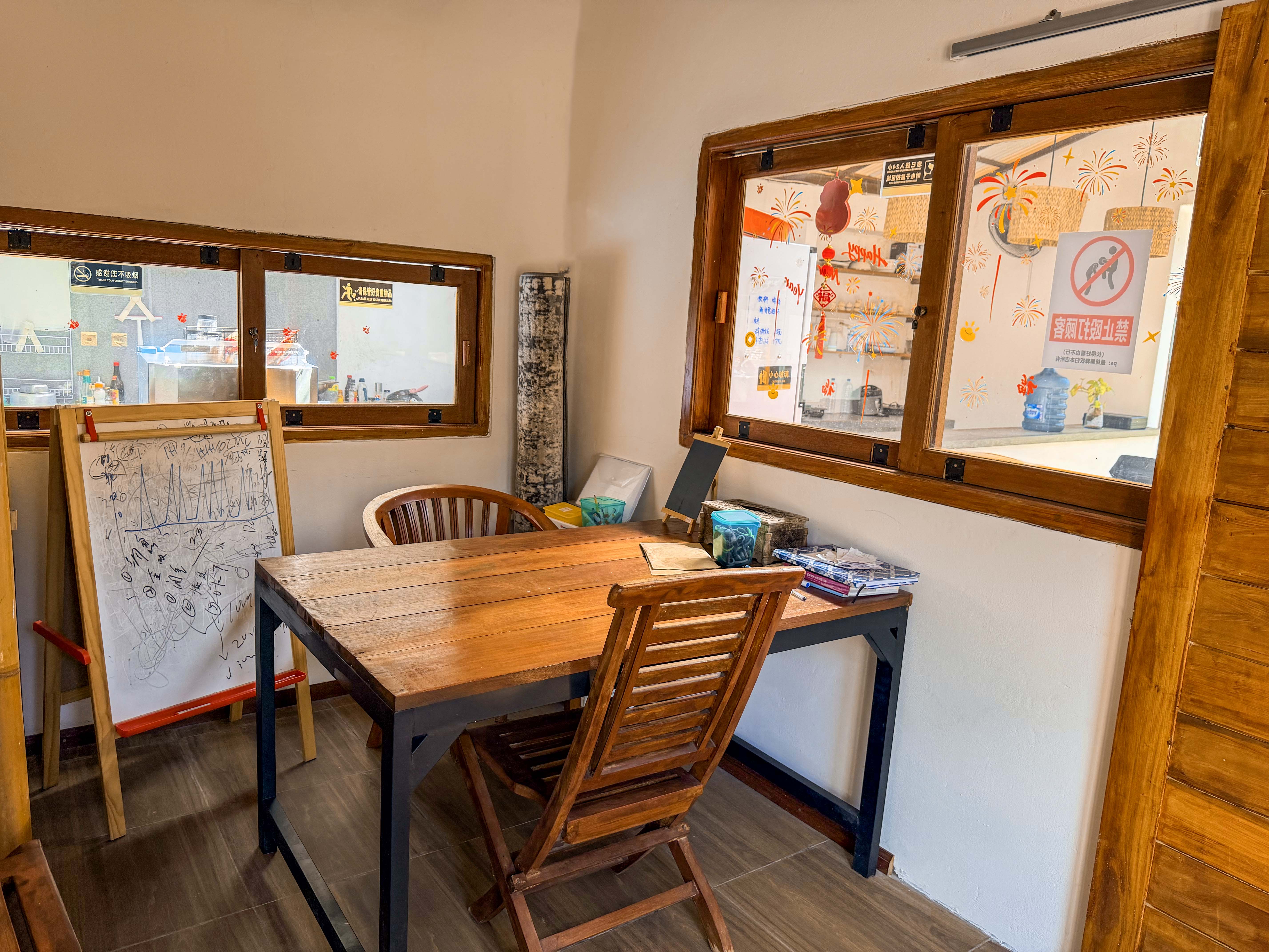 Paradise Dive — Classroom & Briefing Room