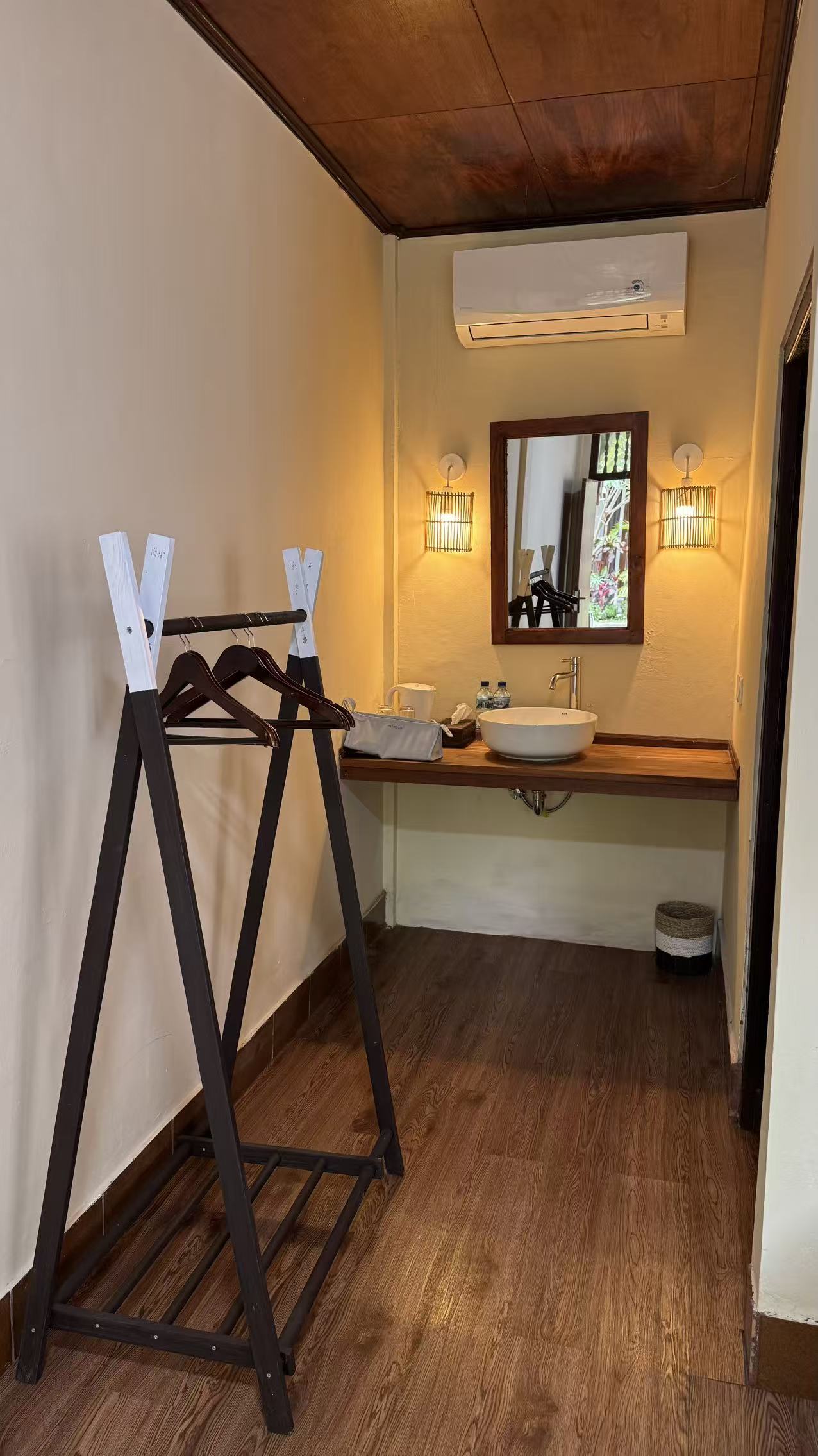 Room Amenities & Wardrobe